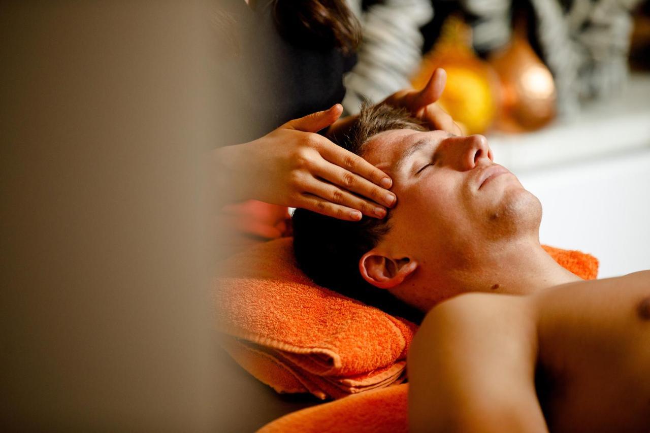 Lanelay Hall Hotel & Spa Хенсол Екстериор снимка A man receiving a head massage