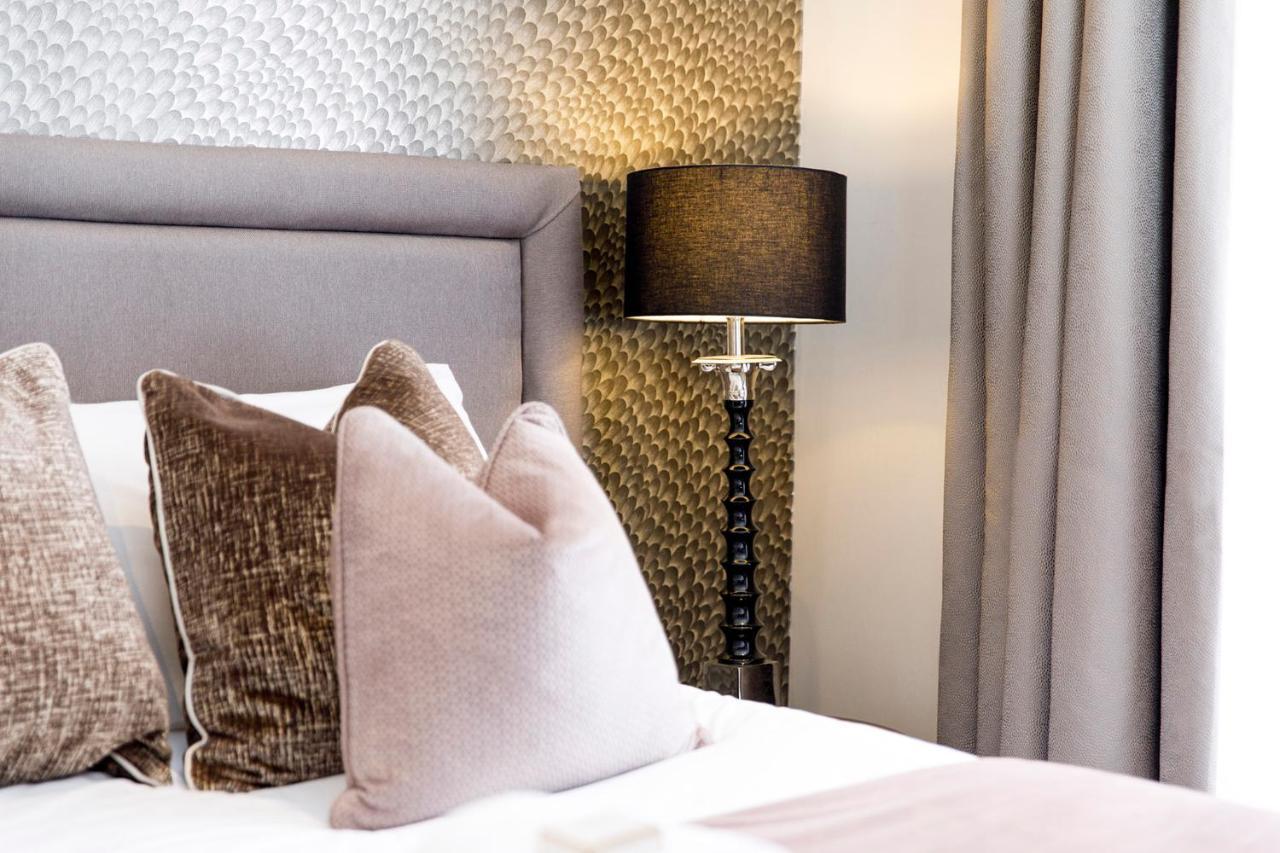 Lanelay Hall Hotel & Spa Хенсол Екстериор снимка A bedroom at The Ivy Collection